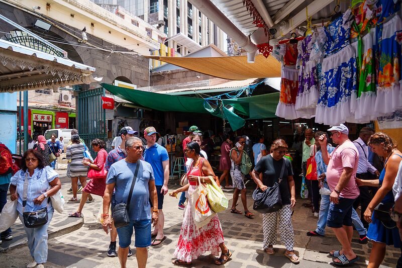 Agitation dans le grand marché de Port-Louis très coloré. Île Maurice, 2026.
